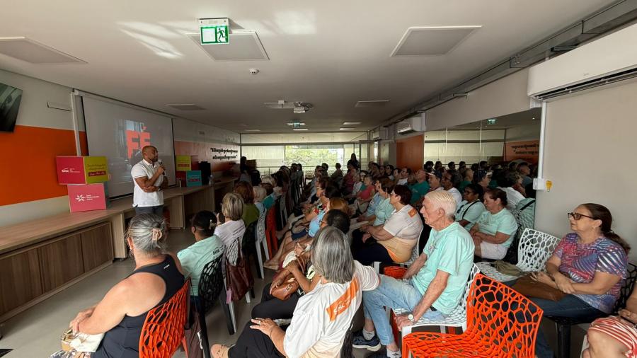 Atleta Rafael Negretty apresenta sua história para idosos em palestra do Sesc