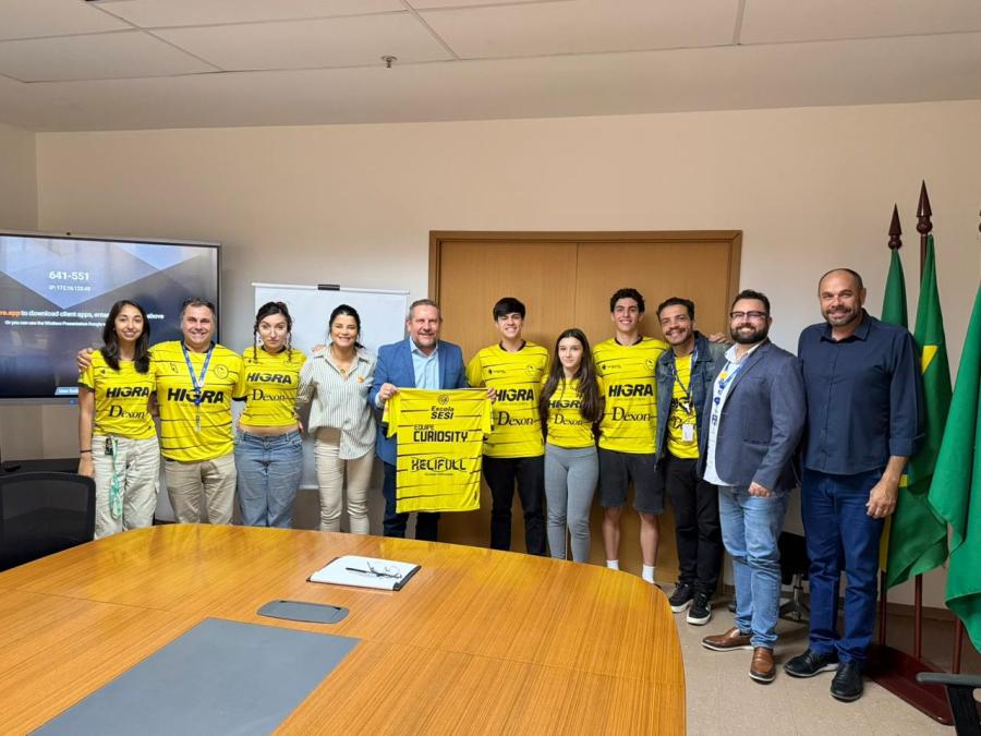 Alunos do Sesi, premiados na Olimpíada Brasileira de Robótica, visitam prefeito