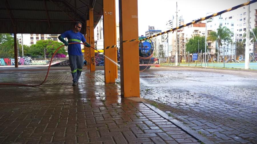 Equipe realiza limpeza no espaço de eventos do Ginásio Municipal Celso Morbach